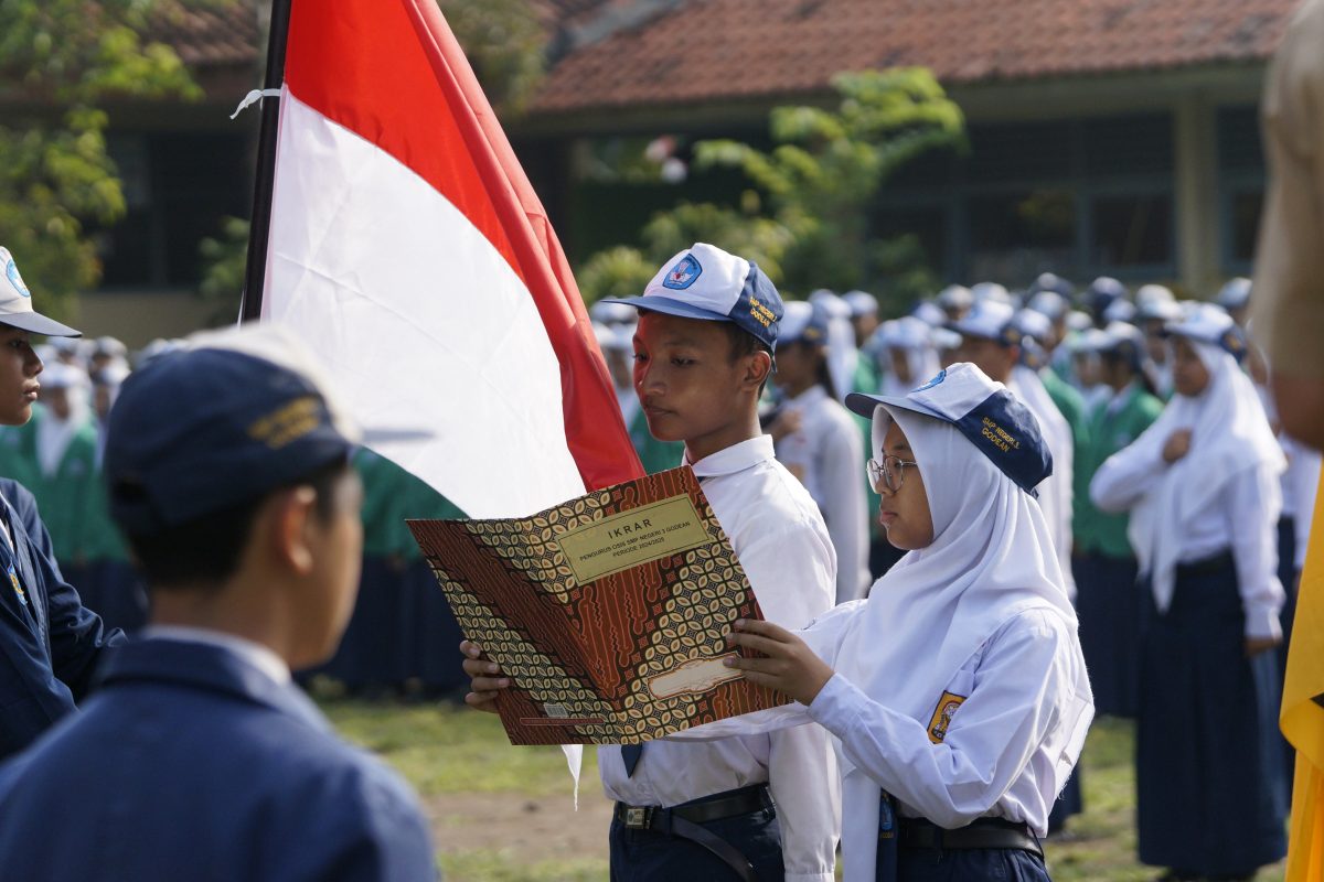 Gambar 1: Potret pembacaan ikrar oleh pengurus OSIS 2024/2025
Sumber: Dokumentasi Pribadi